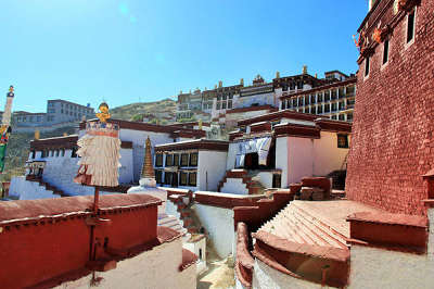 12 Days Lhasa-Nyingchi-Yamdroktso-Shigatse-Mt. Everest-Namtso Lake Tour